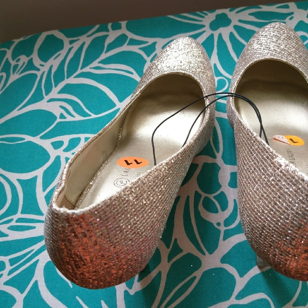 Shoes - Picture 4 of 5